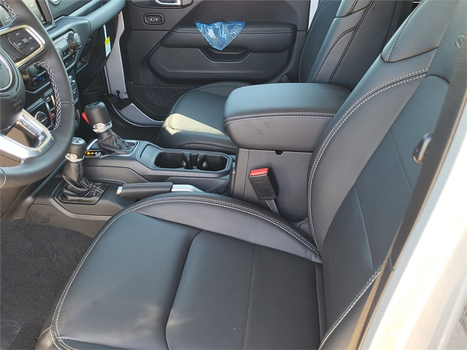 Used 2022 Jeep Wrangler Unlimited Sahara w/ Cold Weather Group image 14