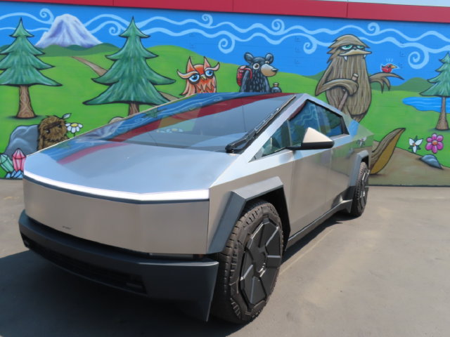 Used 2024 Tesla Cybertruck AWD Crew Cab image 4