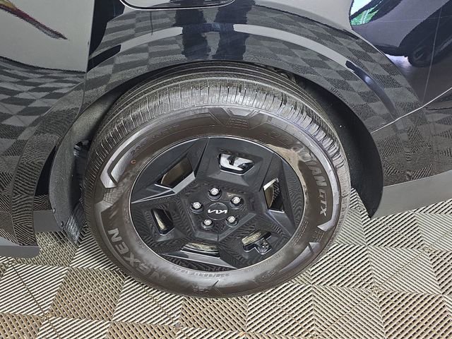 Used 2025 Kia Carnival FWD image 17