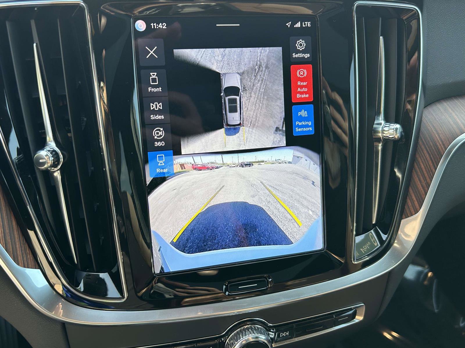 Certified 2025 Volvo V60 B5 Cross Country Plus image 31