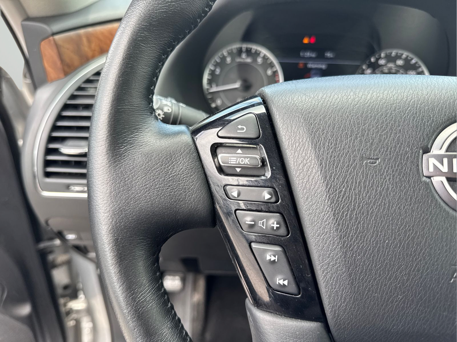 Used 2024 Nissan Armada SL w/ Captain's Chairs Package AWD/4WD image 19