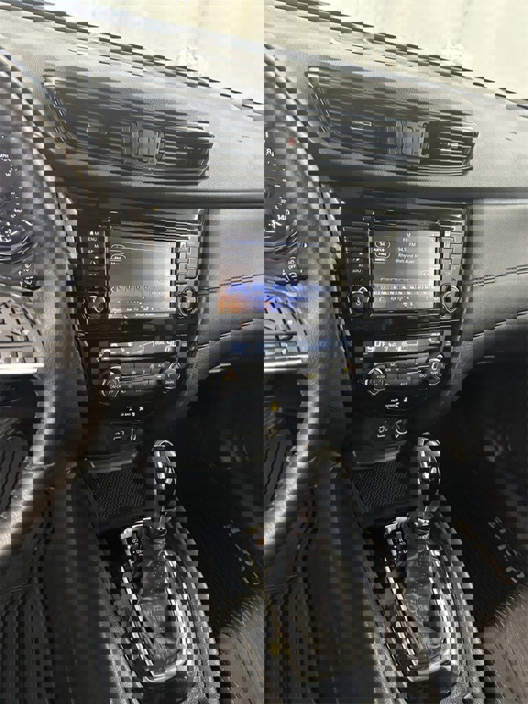 Used 2018 Nissan Rogue SV w/ Sun & Sound Touring Package image 17