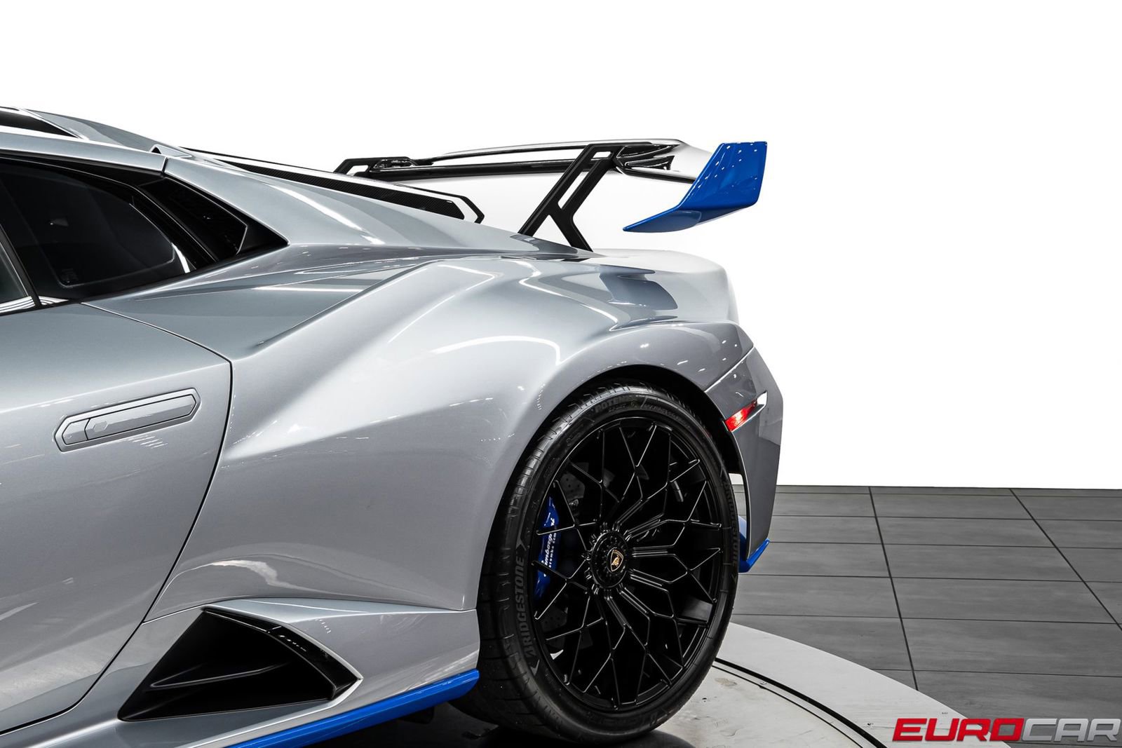 Used 2023 Lamborghini Huracan STO image 19