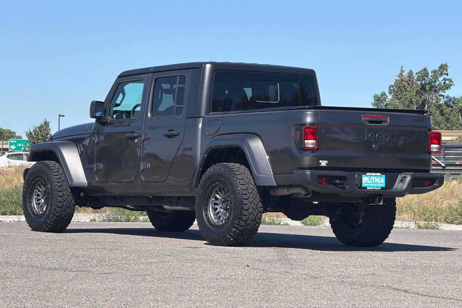 Used 2023 Jeep Gladiator Sport AWD/4WD image 6