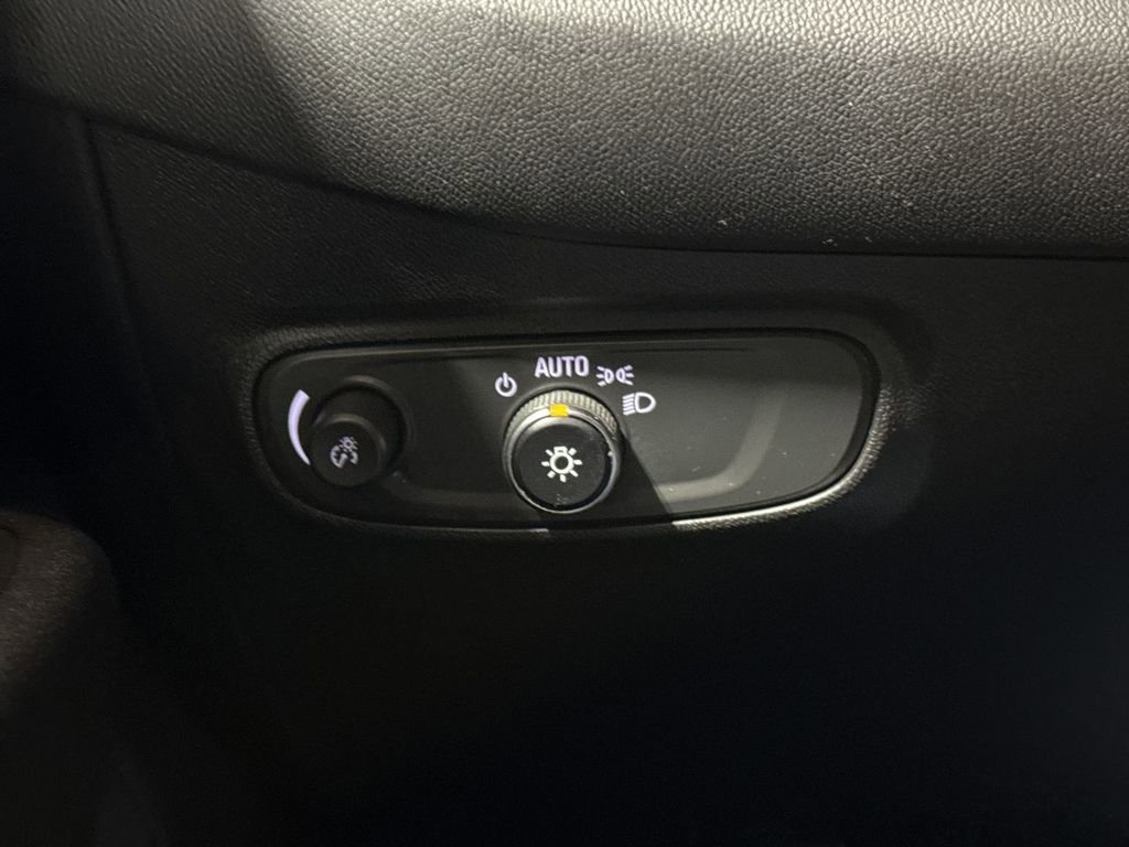 Used 2020 Chevrolet Equinox LS w/ LS Convenience Package AWD/4WD image 18
