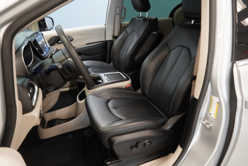 Used 2024 Chrysler Pacifica Touring-L FWD image 3