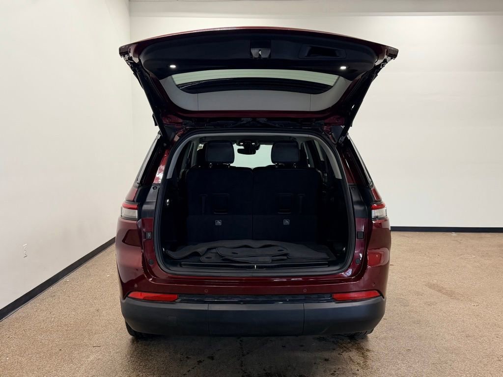 Used 2023 Jeep Grand Cherokee L Limited w/ Black Appearance Package image 5