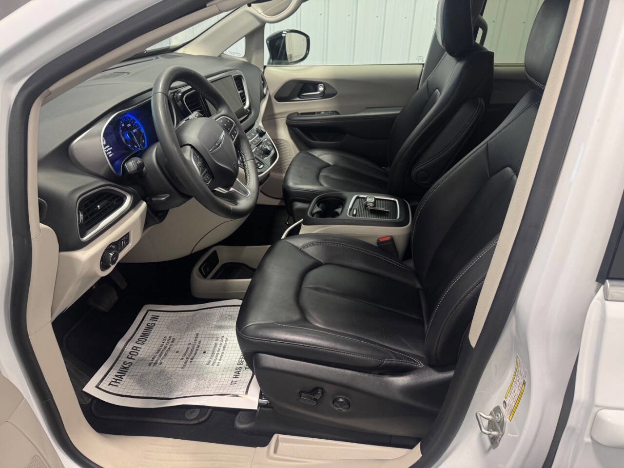 Used 2024 Chrysler Pacifica Touring-L FWD image 11