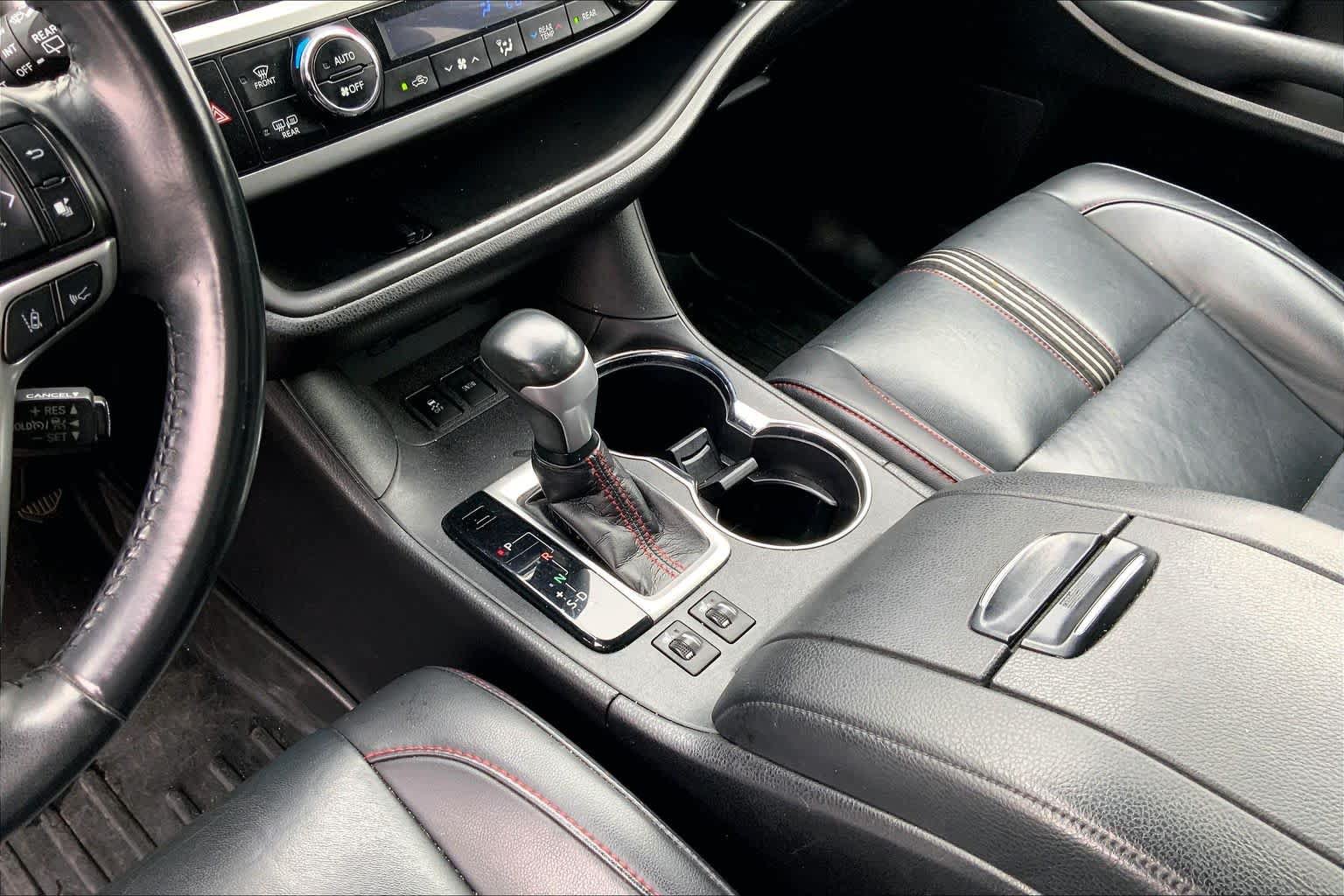 Used 2019 Toyota Highlander SE FWD image 16