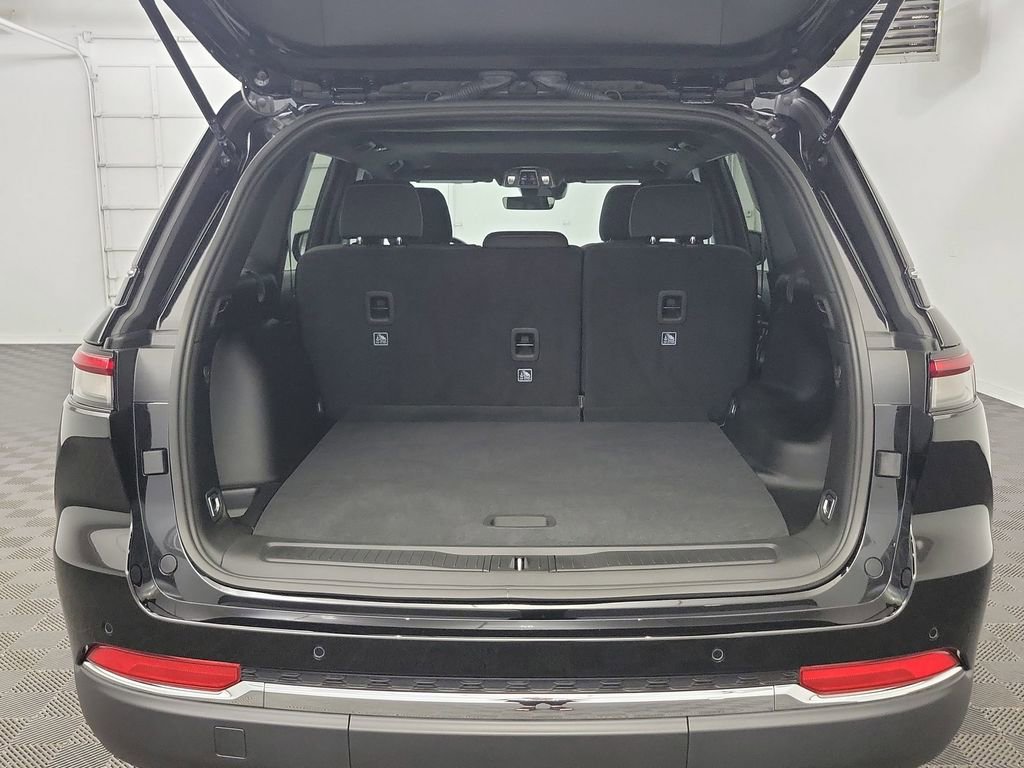 Used 2025 Jeep Grand Cherokee Laredo X w/ Trailer Tow Package image 19