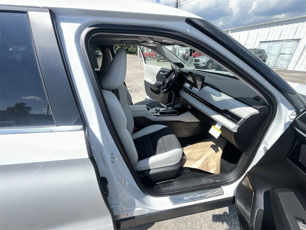 New 2025 Mitsubishi Outlander SE image 25