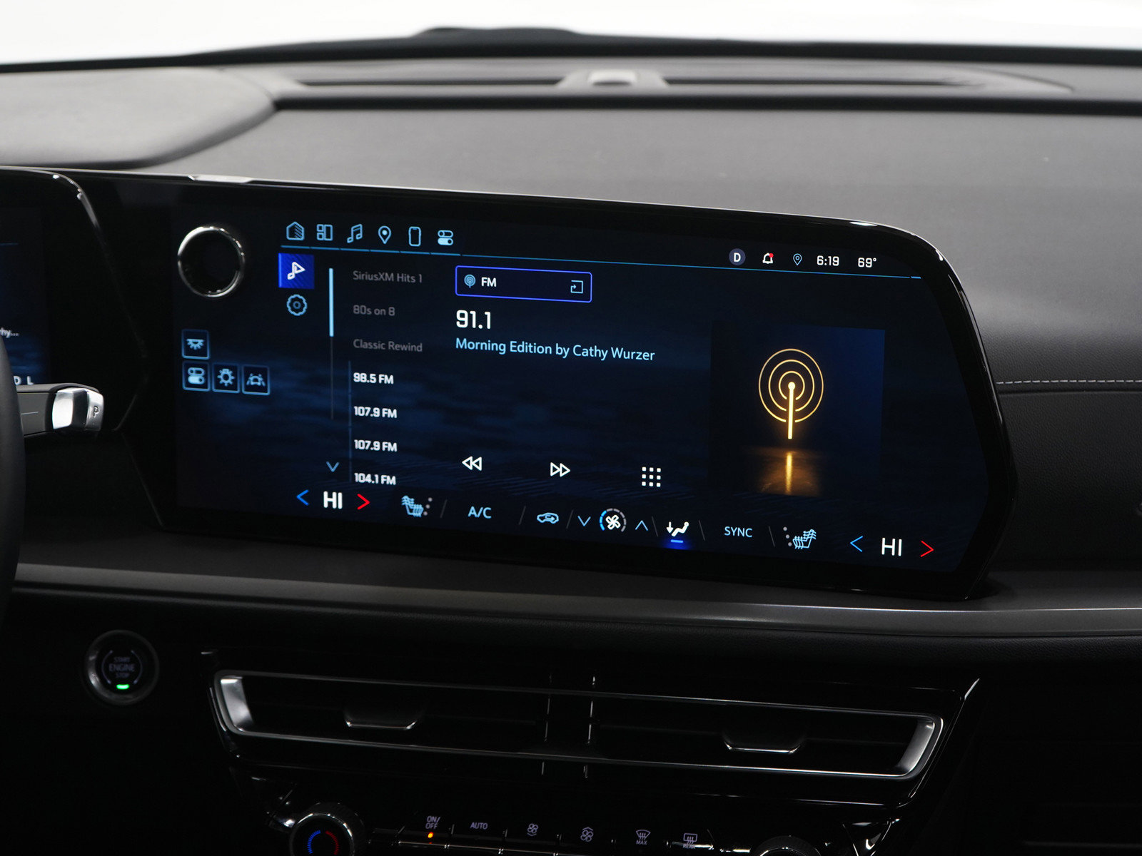 Used 2024 Chevrolet Traverse LT image 16