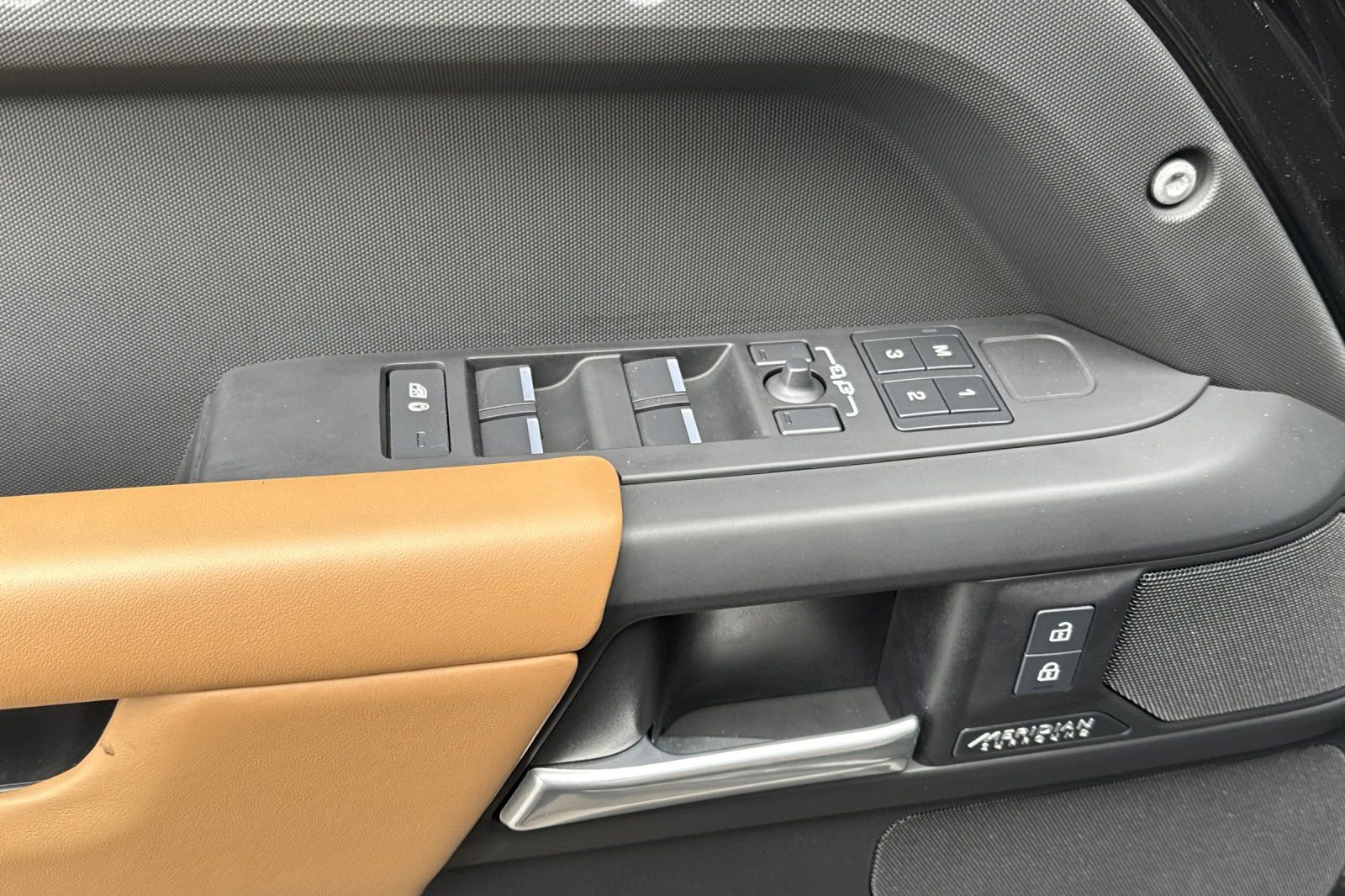 Used 2025 Land Rover Defender 110 X-Dynamic SE image 10