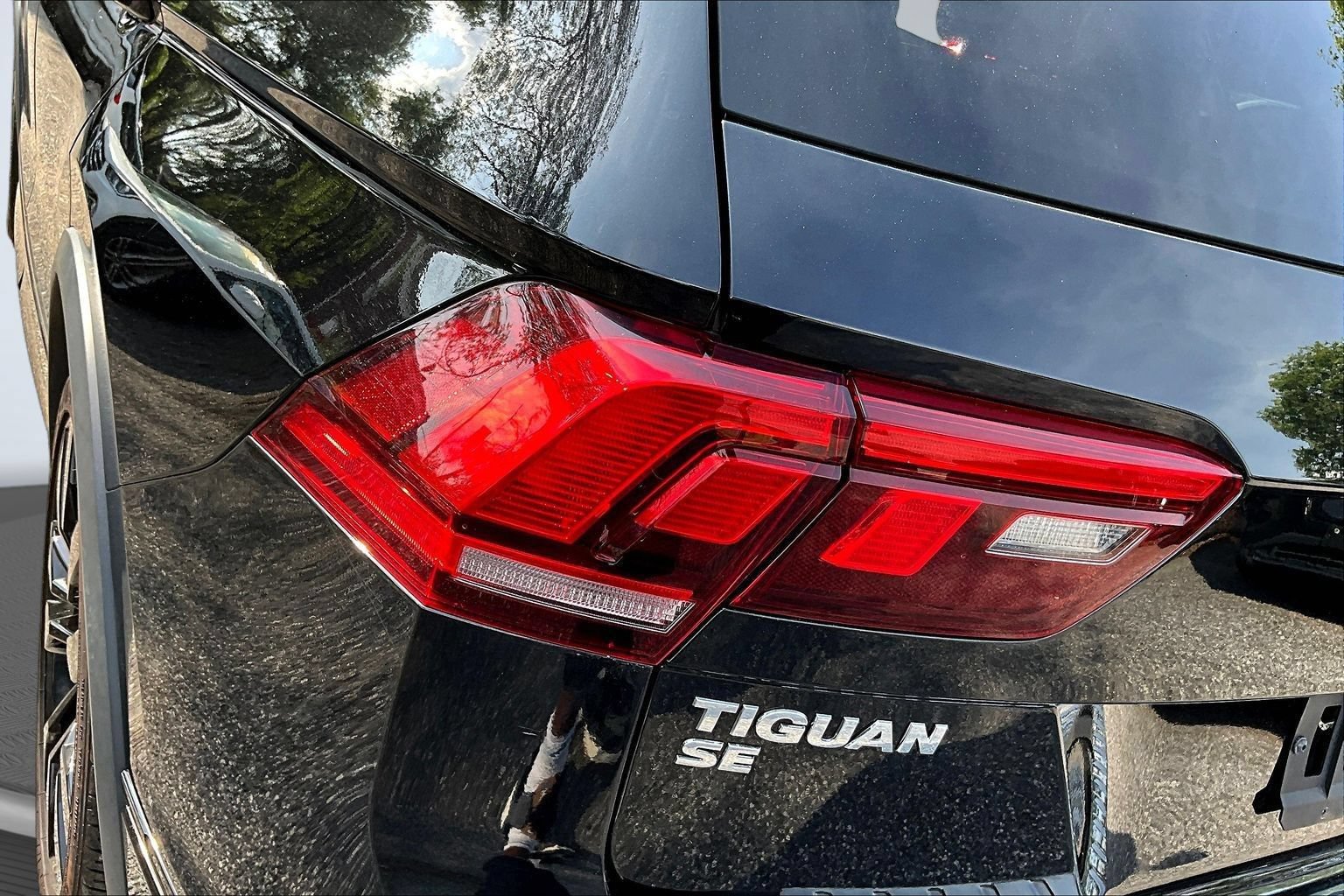 Used 2021 Volkswagen Tiguan SEL AWD/4WD image 25