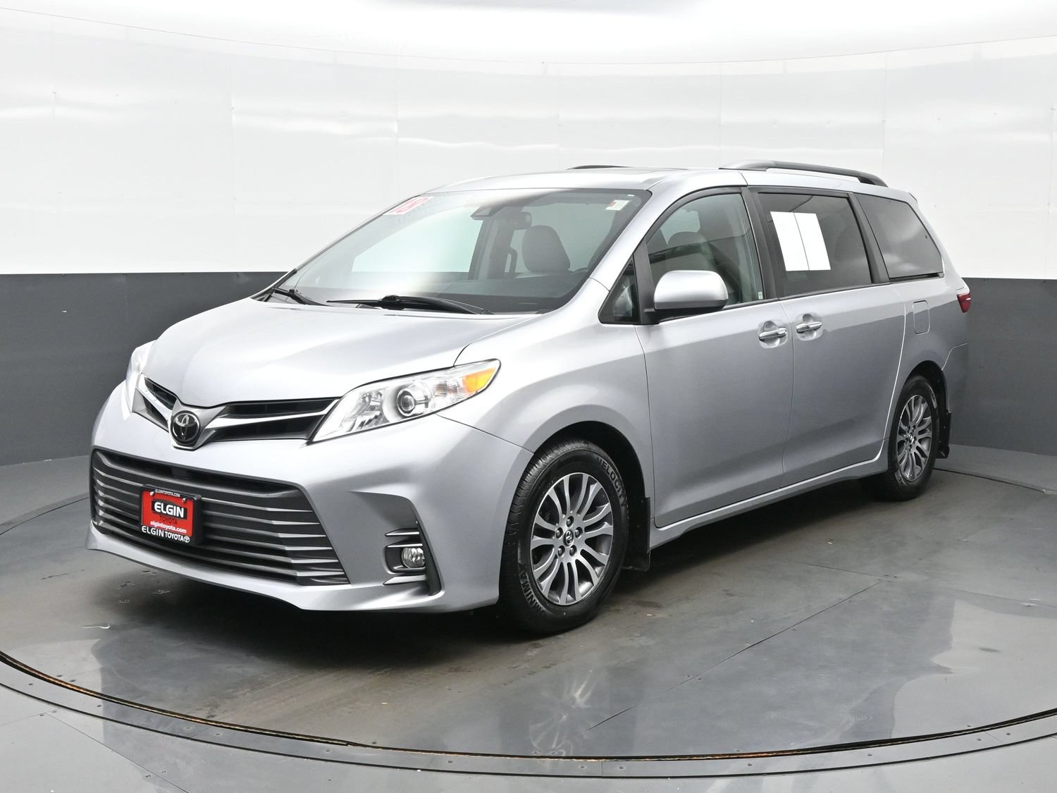 Used 2018 Toyota Sienna XLE FWD image 2