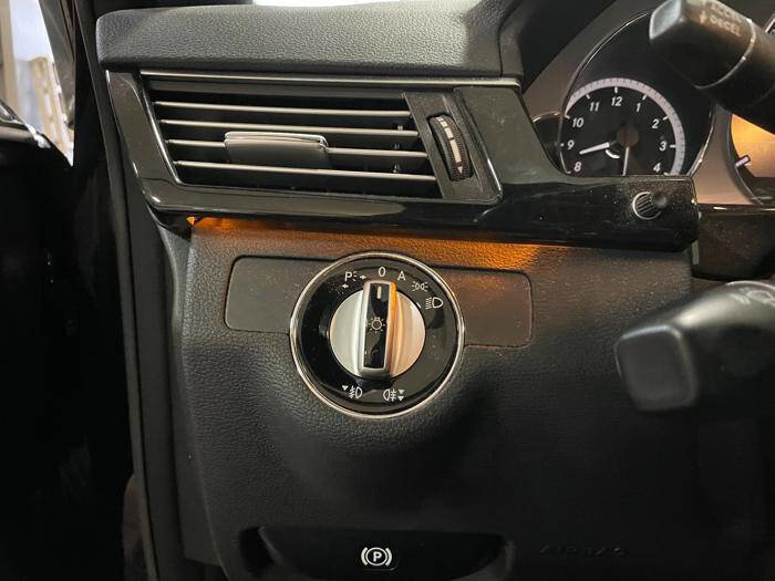 Used 2010 Mercedes-Benz E 350 4MATIC Sedan image 34