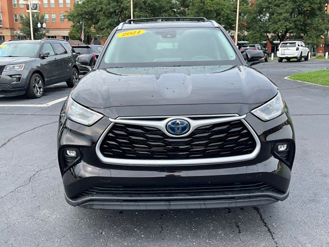 Used 2021 Toyota Highlander XLE AWD/4WD image 2