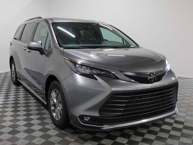 Certified 2026 Toyota Sienna XLE FWD image 8