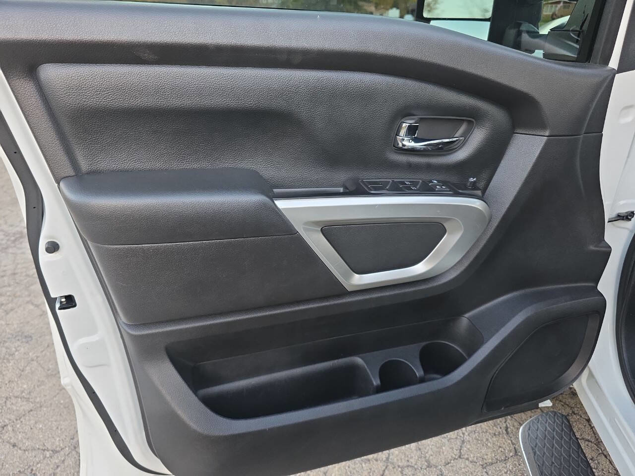Used 2016 Nissan Titan SV AWD/4WD image 8