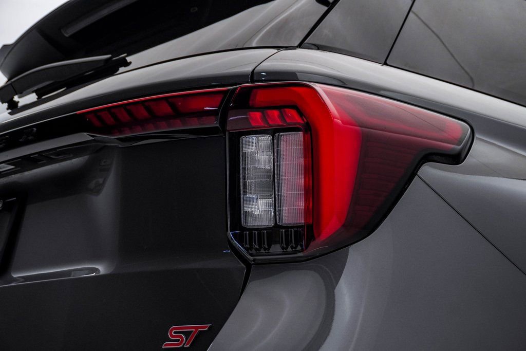 Used 2025 Ford Explorer ST image 13