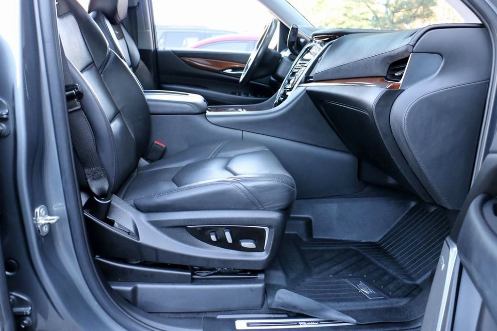 Used 2020 Cadillac Escalade ESV Premium Luxury image 41