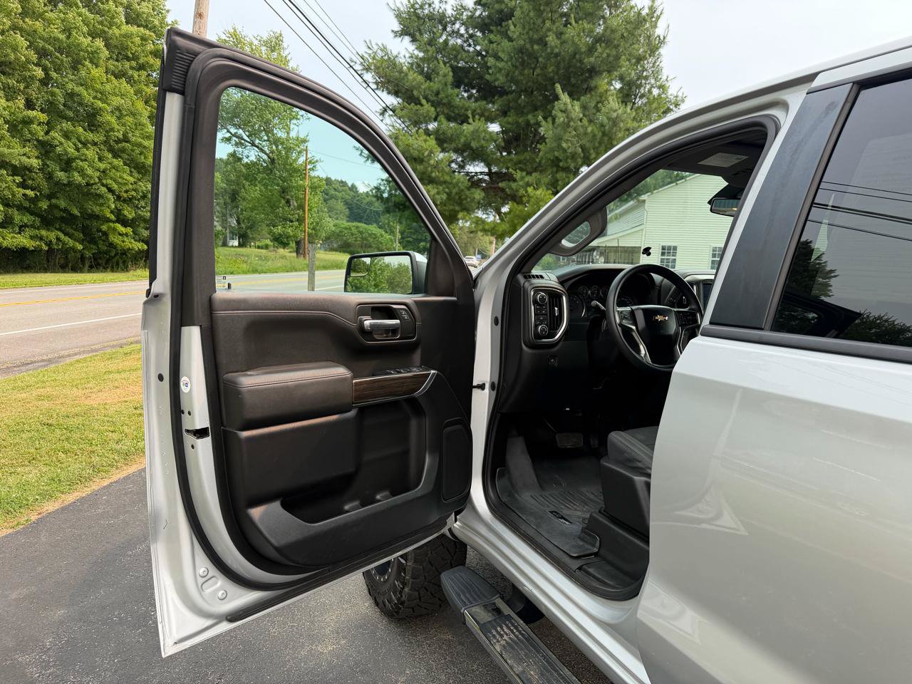 Used 2019 Chevrolet Silverado 1500 LT AWD/4WD image 17