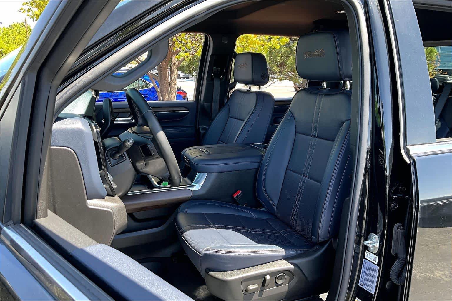 Used 2024 Chevrolet Silverado 2500 High Country w/ Technology Package AWD/4WD image 8