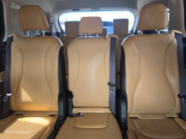 Used 2024 Kia Carnival EX FWD image 25