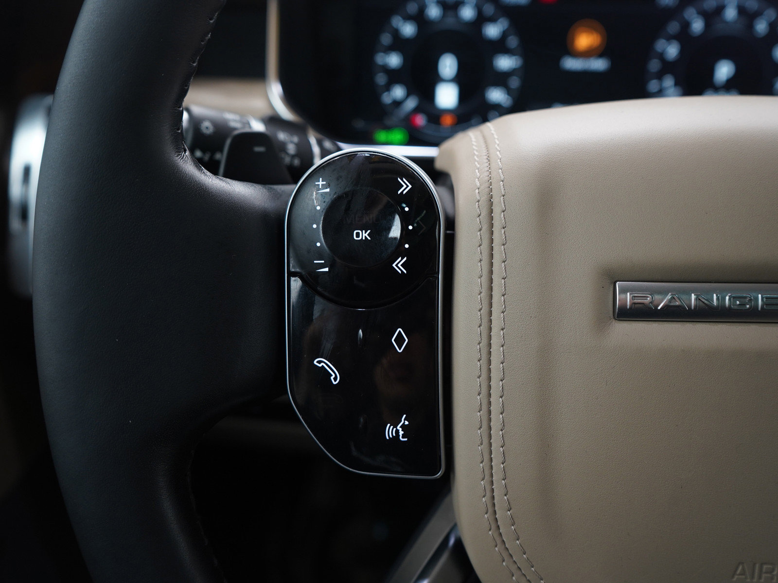 Used 2020 Land Rover Range Rover HSE image 24