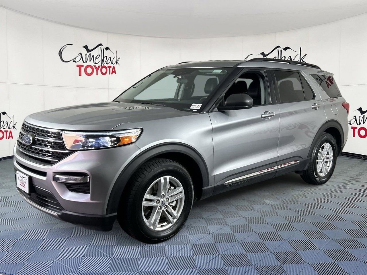 Used 2024 Ford Explorer XLT w/ Equipment Group 202A RWD image 2