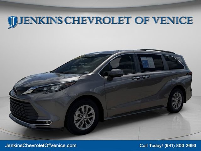 Used 2024 Toyota Sienna XLE FWD image 11