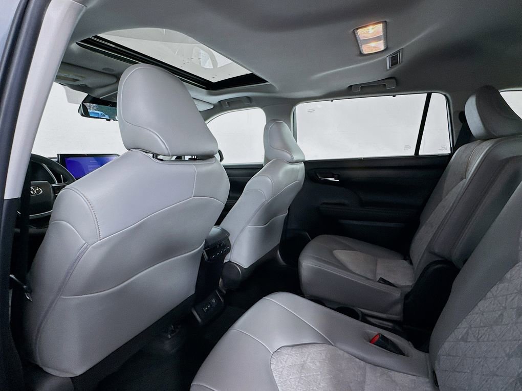 Used 2023 Toyota Highlander Bronze Edition image 16