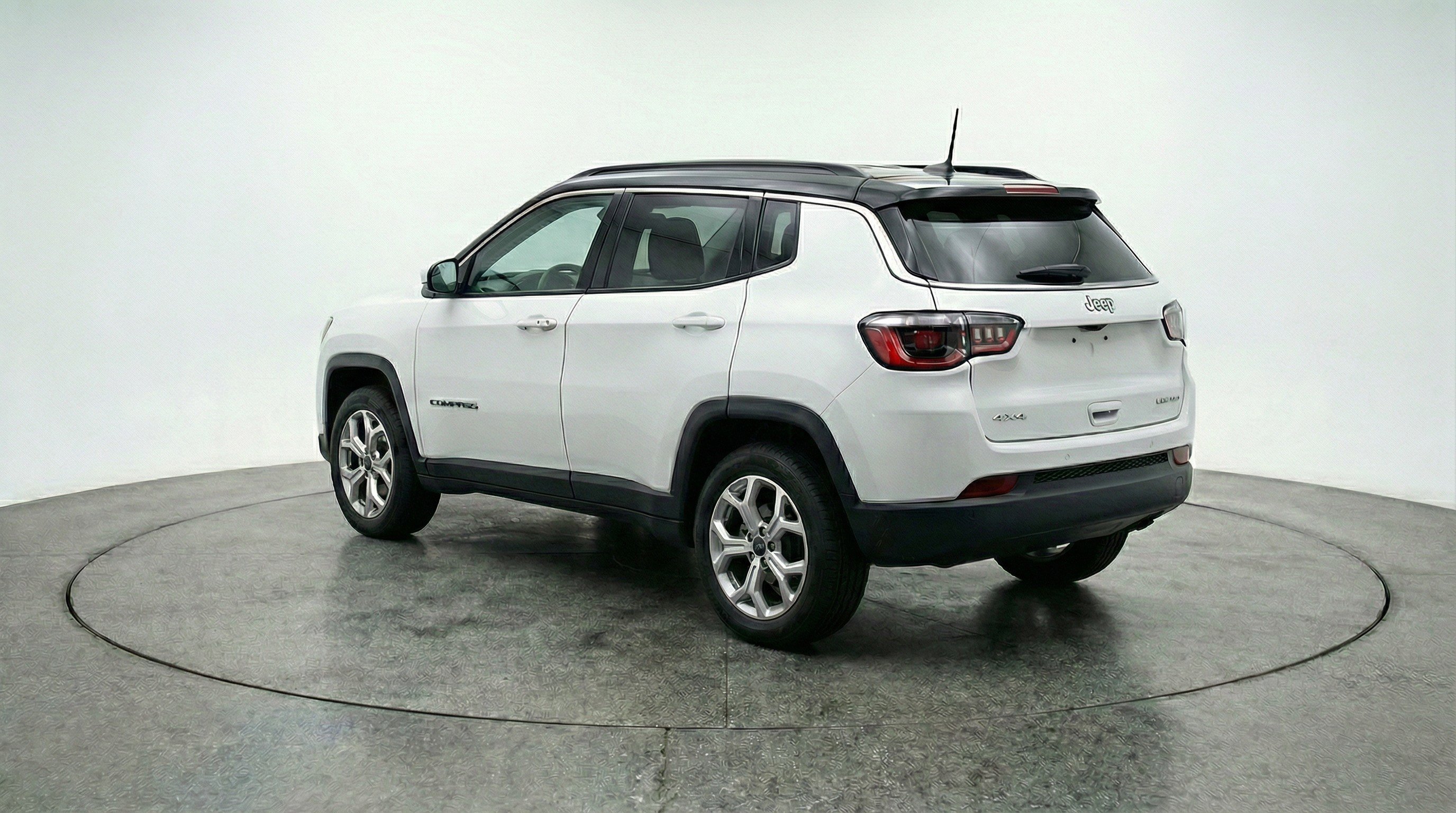 Used 2025 Jeep Compass Latitude image 6