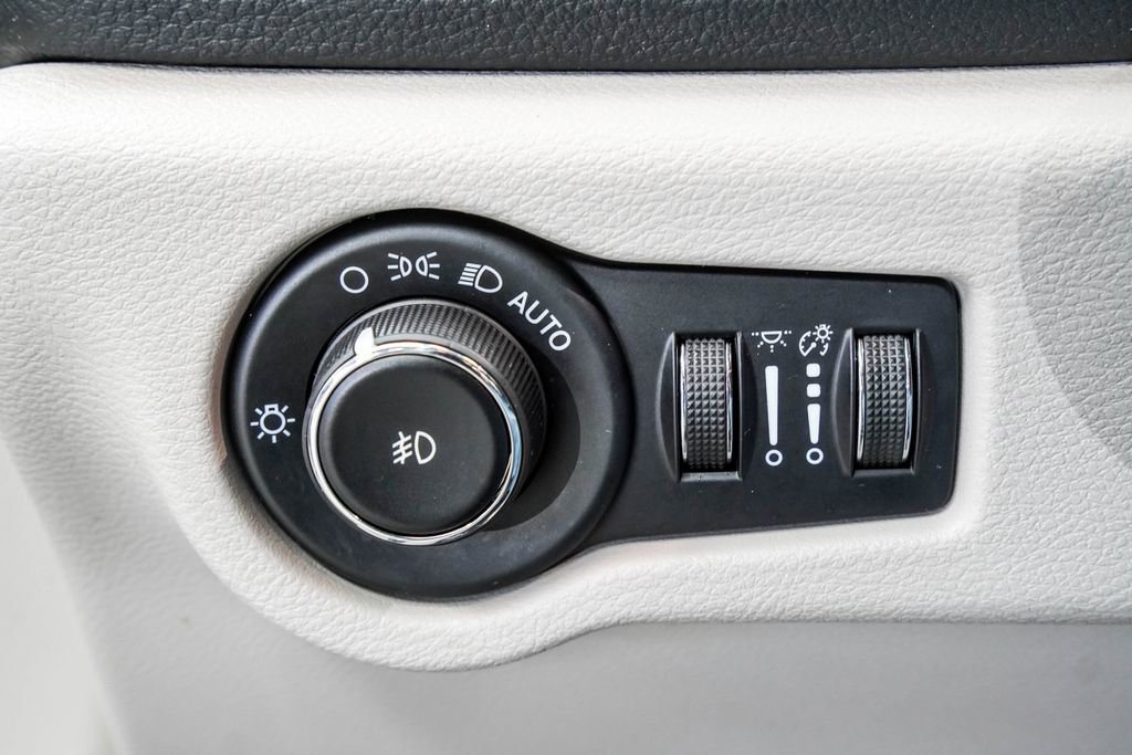 Used 2023 Chrysler Pacifica Limited FWD image 43