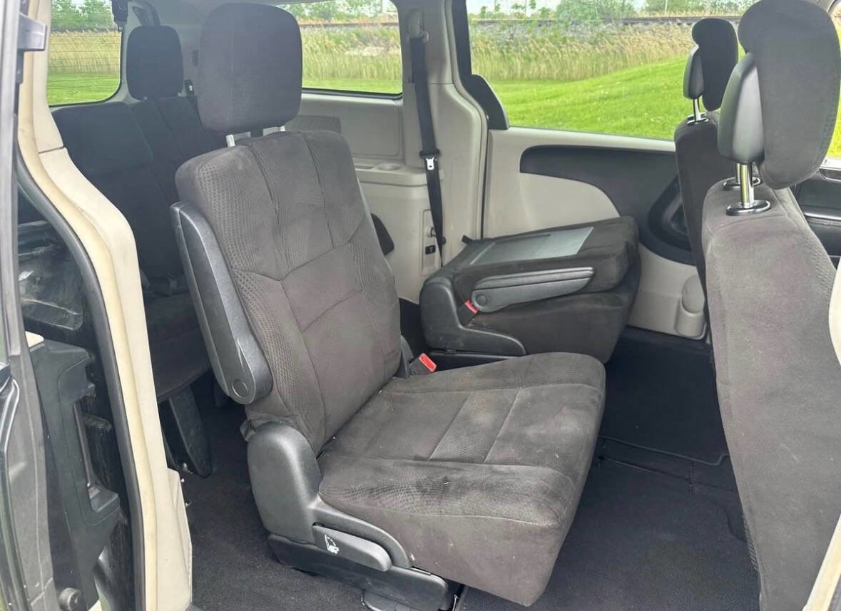 Used 2012 Chrysler Town & Country Touring FWD image 9