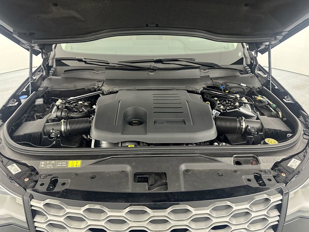 Certified 2025 Land Rover Discovery Metropolitan Edition image 30