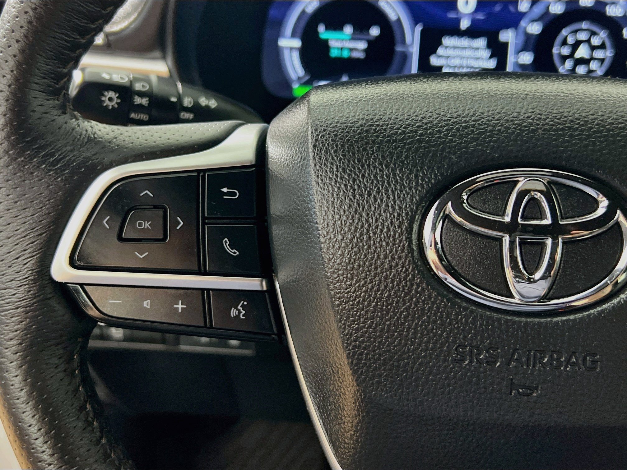 Used 2025 Toyota Sienna Platinum FWD image 18