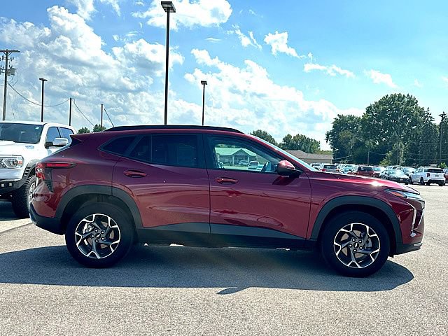 Used 2024 Chevrolet Trax LT w/ Sunroof Package FWD image 6
