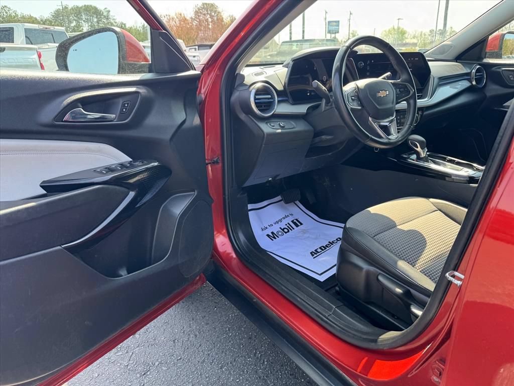 Used 2024 Chevrolet Trax LT w/ Driver Confidence Package FWD image 13