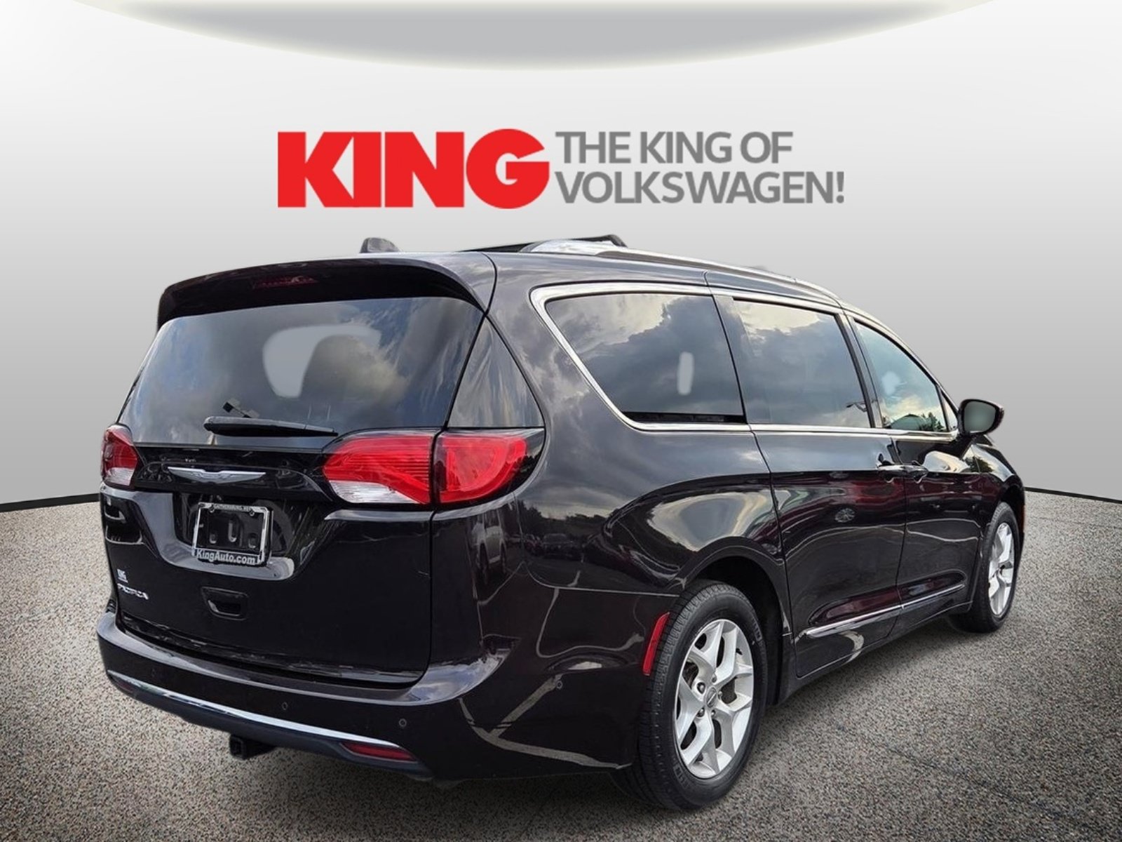 Used 2017 Chrysler Pacifica Touring-L Plus w/ Advanced Safetytec Group FWD image 3