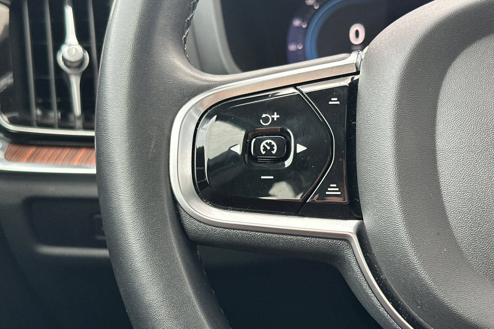 Used 2024 Volvo S60 B5 Plus image 34