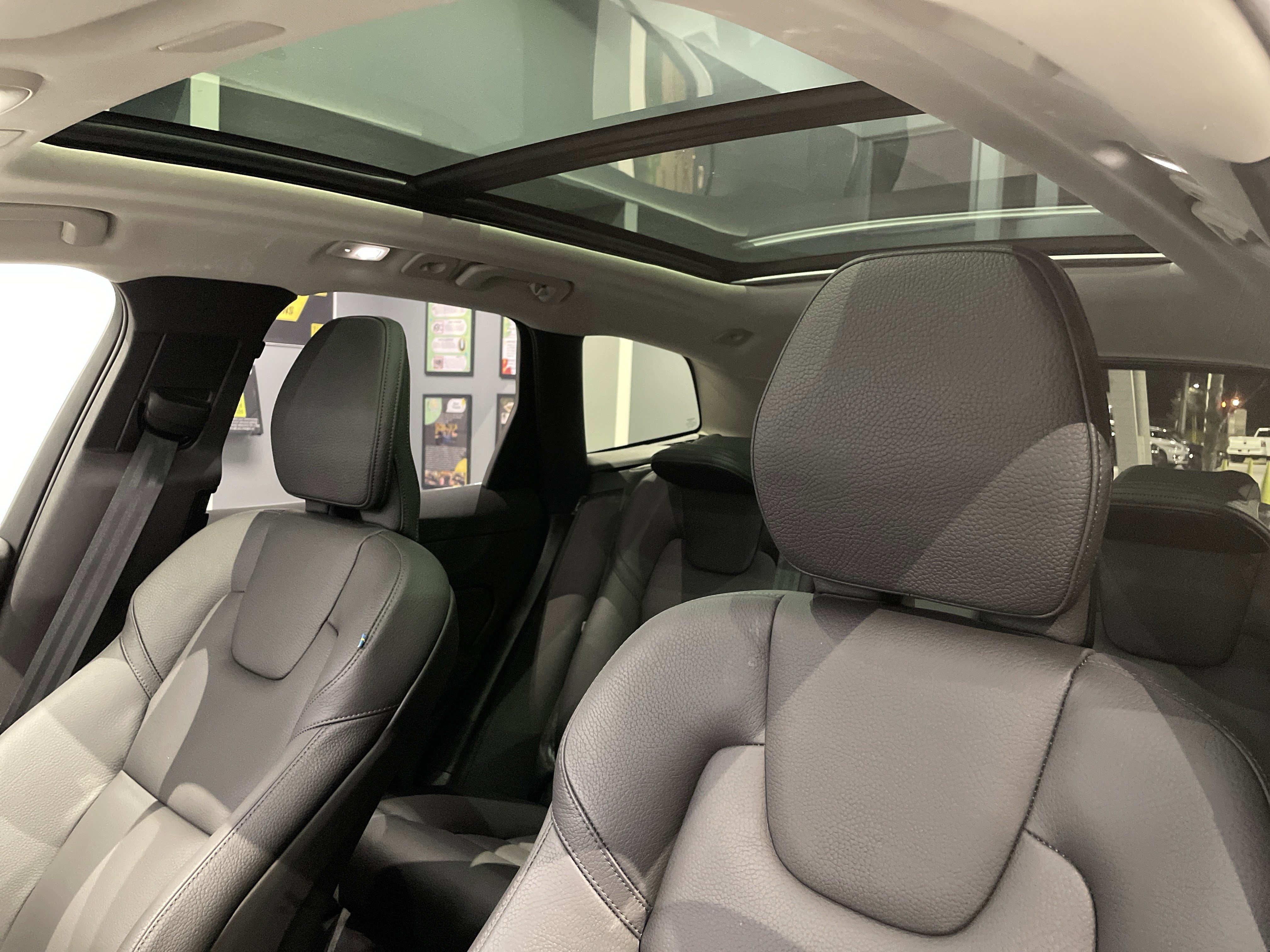 Used 2025 Volvo XC60 B5 Plus image 33