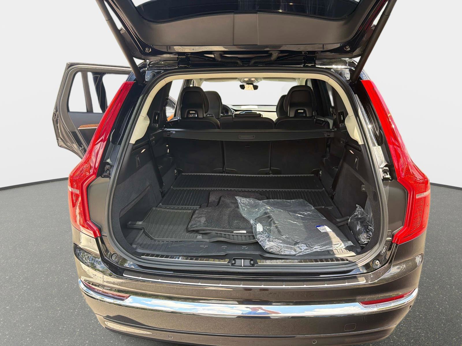 Used 2023 Volvo XC90 B6 Plus w/ Protection Package Premier AWD/4WD image 11