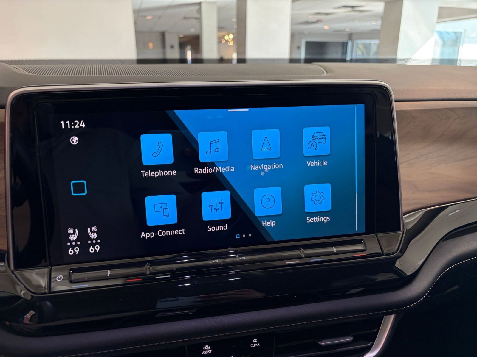 Used 2025 Volkswagen Atlas SE image 21