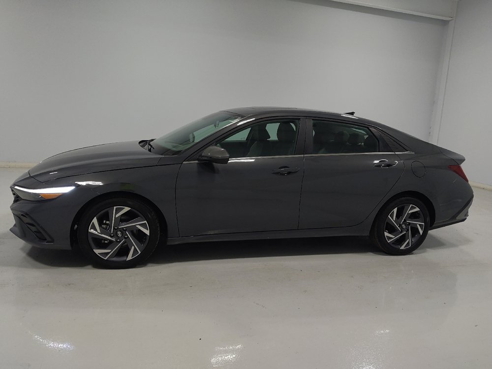 Used 2025 Hyundai Elantra SEL FWD image 2