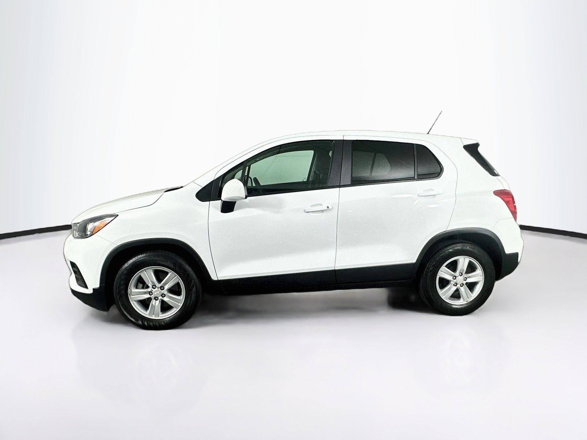 Used 2022 Chevrolet Trax LS w/ Tint and Cruise Package FWD image 4