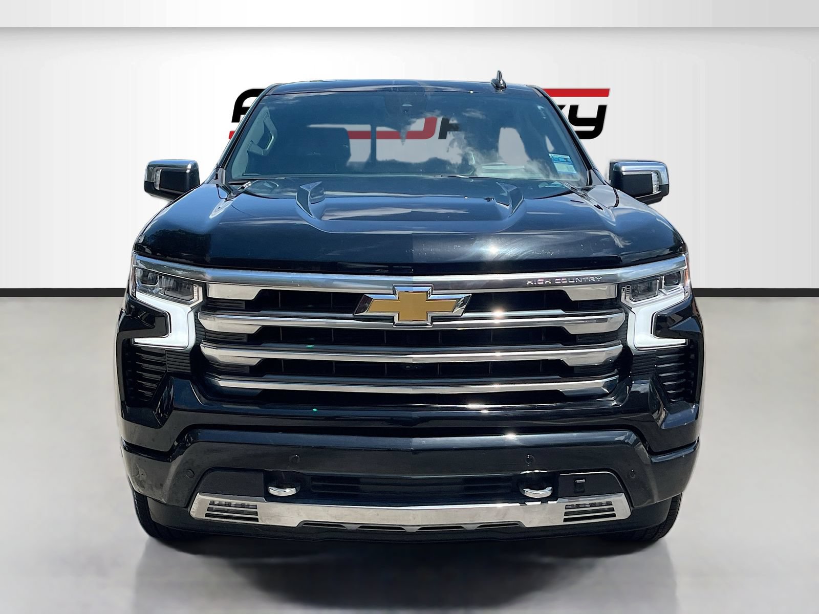 Used 2025 Chevrolet Silverado 1500 High Country AWD/4WD image 2