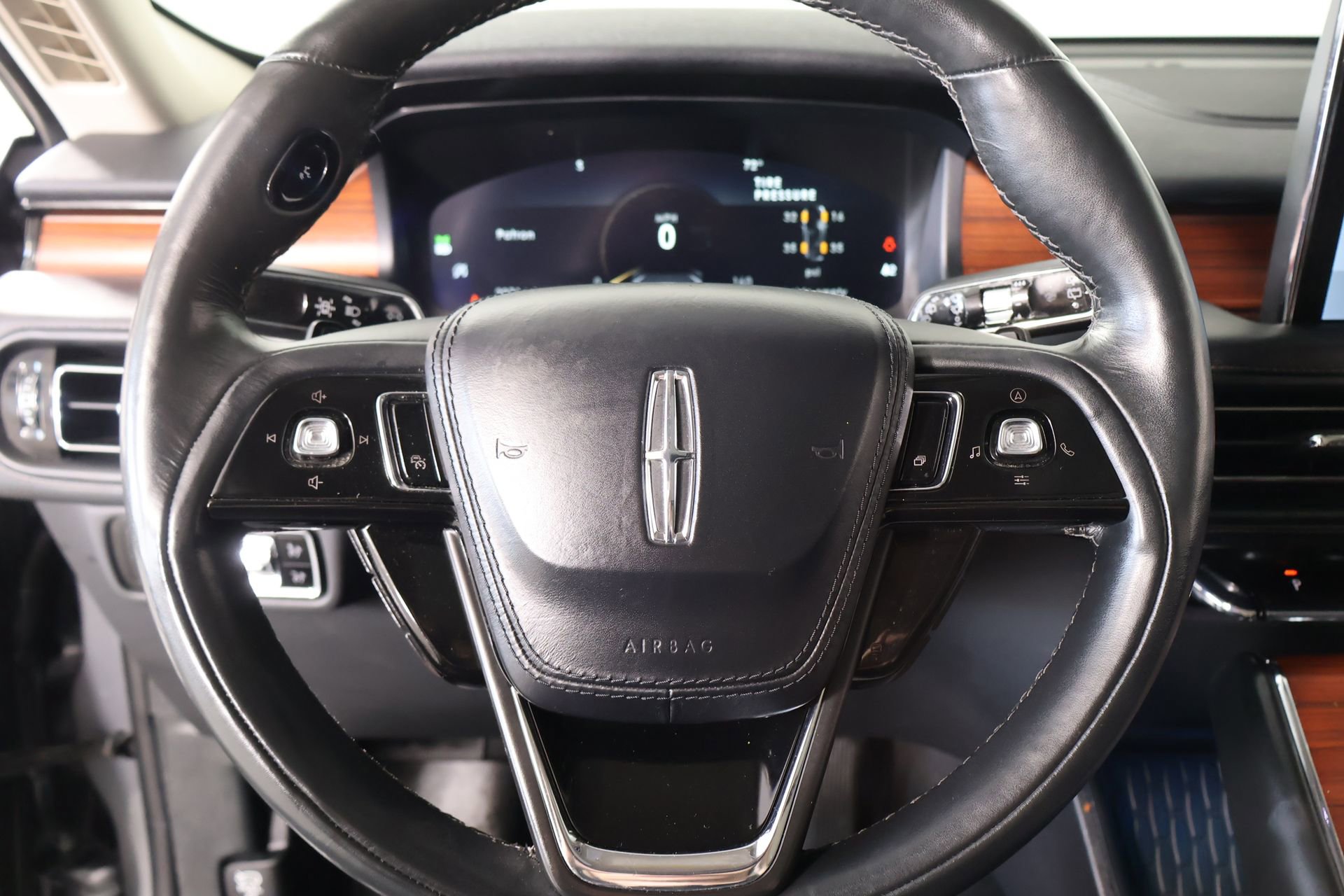 Used 2024 Lincoln Aviator Reserve w/ Equipment Group 201A image 3