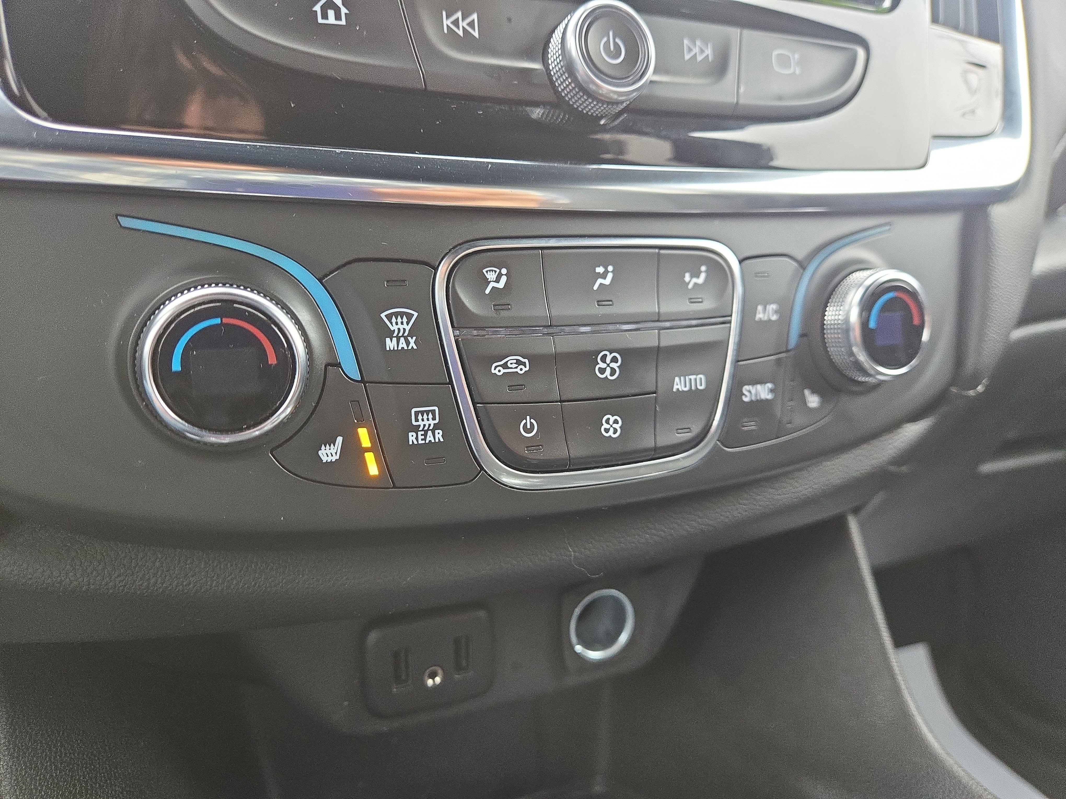 Used 2023 Chevrolet Traverse LT image 28