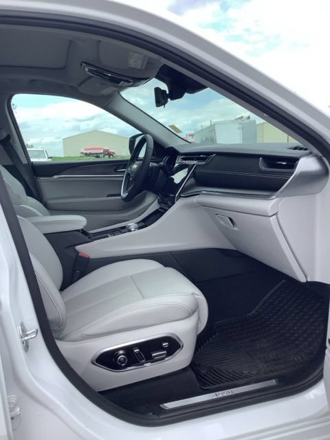 Certified 2023 Jeep Grand Cherokee Overland w/ Luxury Tech Group IV AWD/4WD image 19